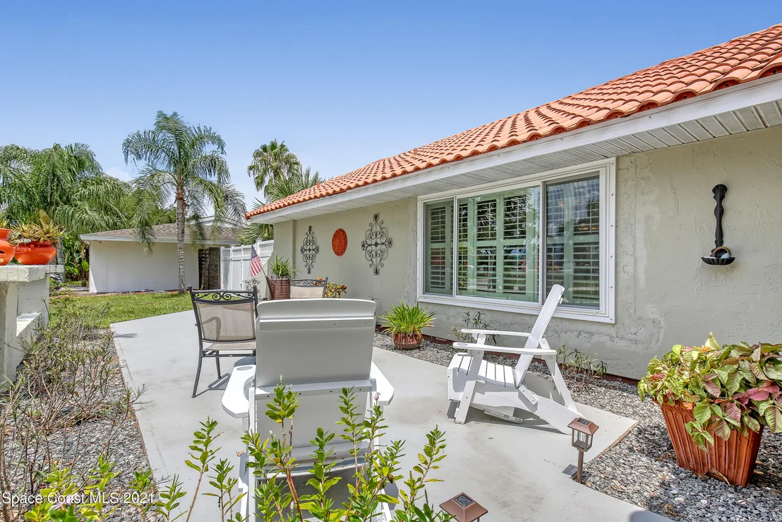 Photo of 895 Riviera Drive NE