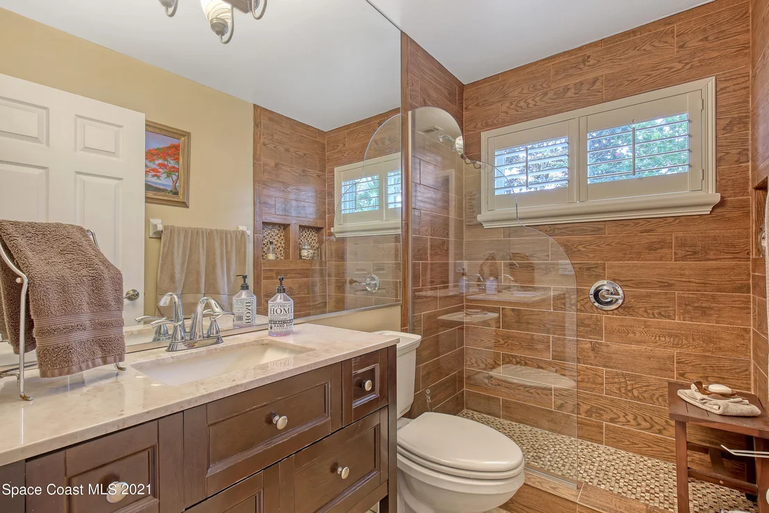 Photo of 895 Riviera Drive NE