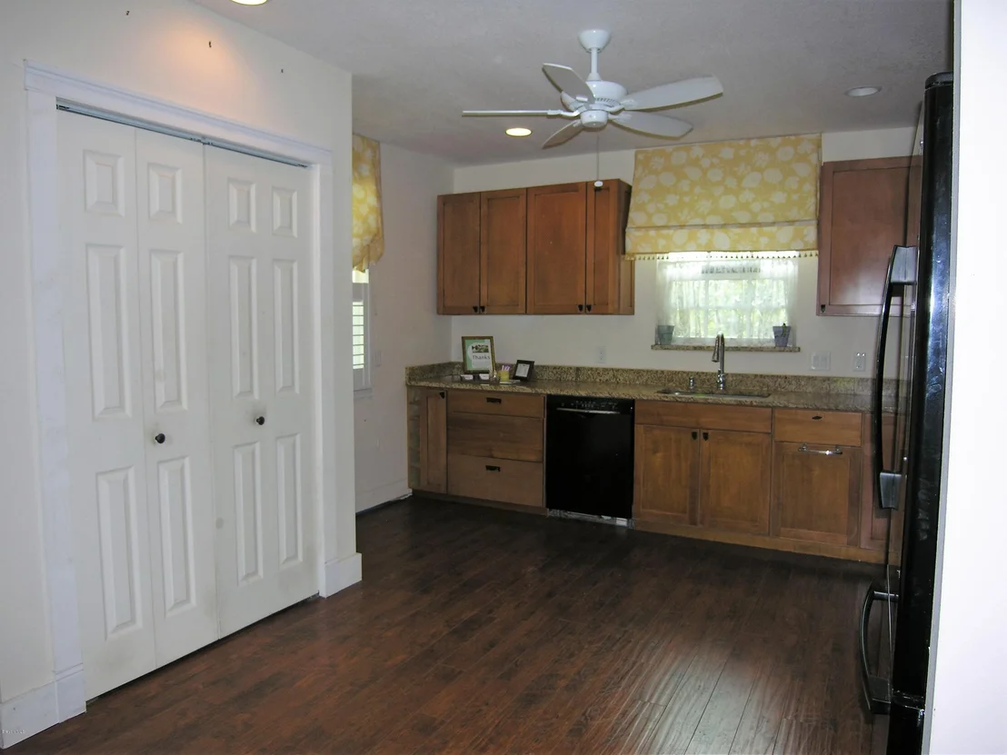 Photo of 736 Aurora Road