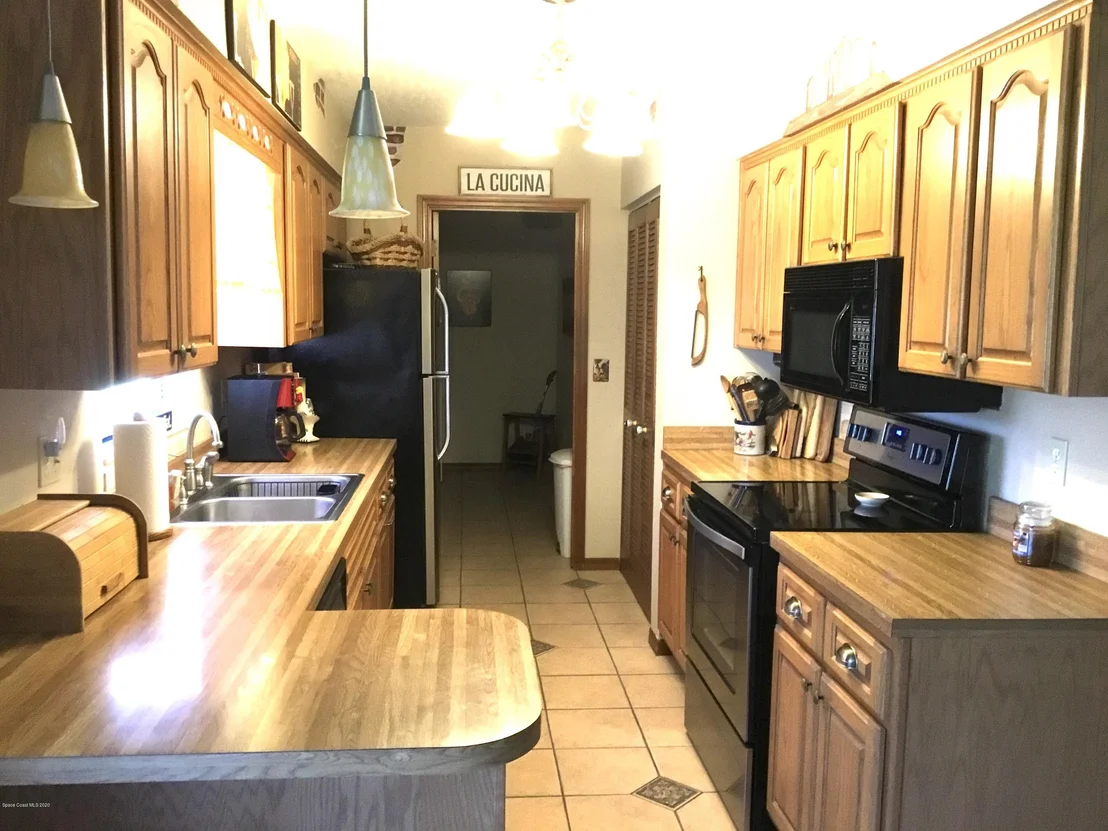 Photo of 998 Lyons Circle NW