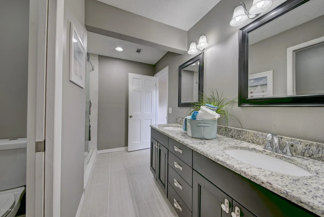 Photo of 1025 Riviera Drive NE