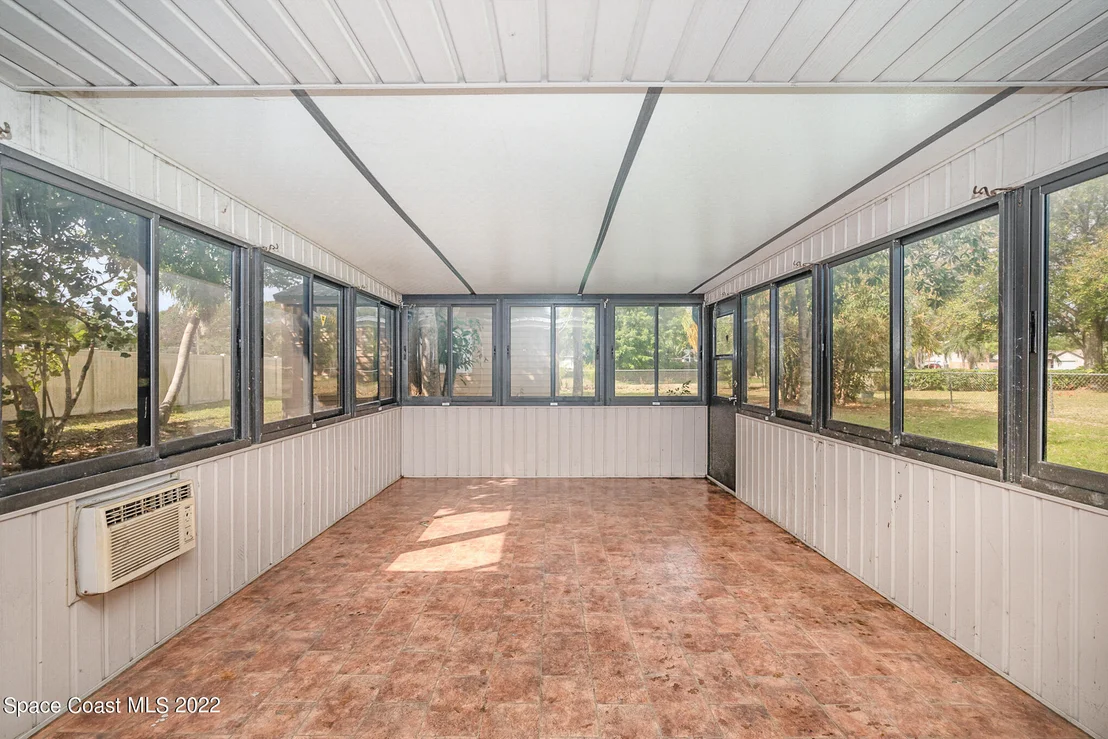 Photo of 960 Hooper Avenue NE