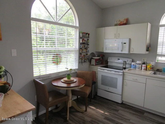 Photo of 810 Wateroak Drive NE
