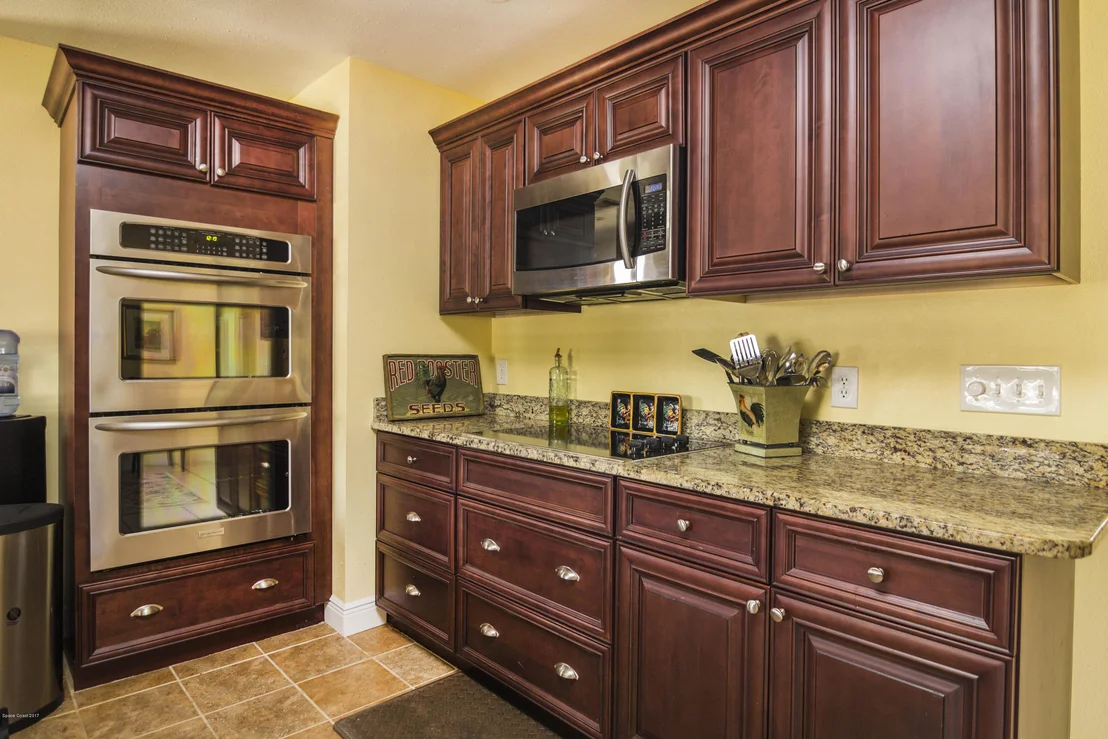 Photo of 905 Riviera Drive NE