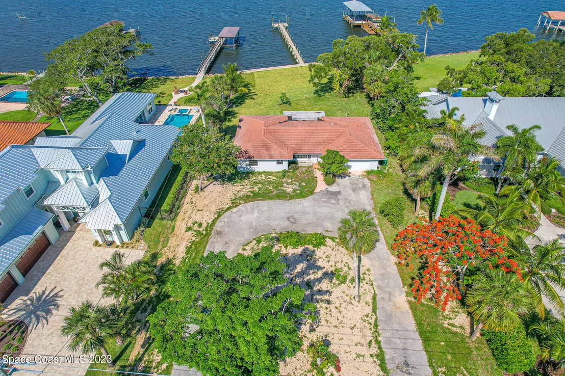 Photo of 804 S Riverside Drive