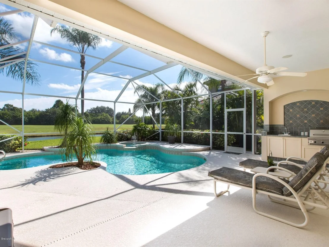 Photo of 965 Chatsworth Drive