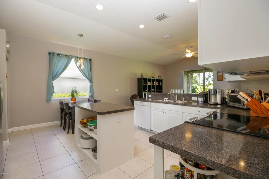 Photo of 565 Gardendale Circle SE