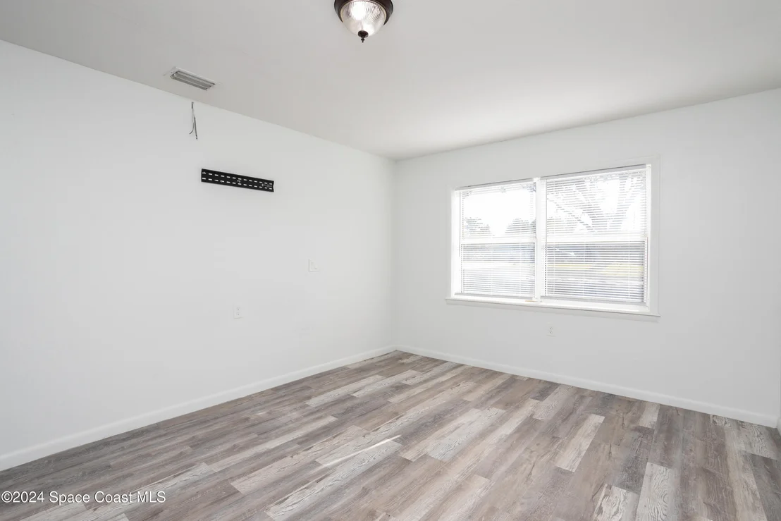Photo of 1064 Cabot Drive NE