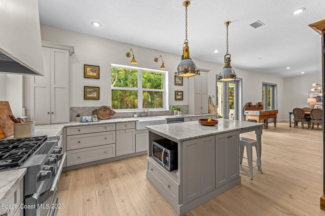Photo of 5595 Willoughby Drive
