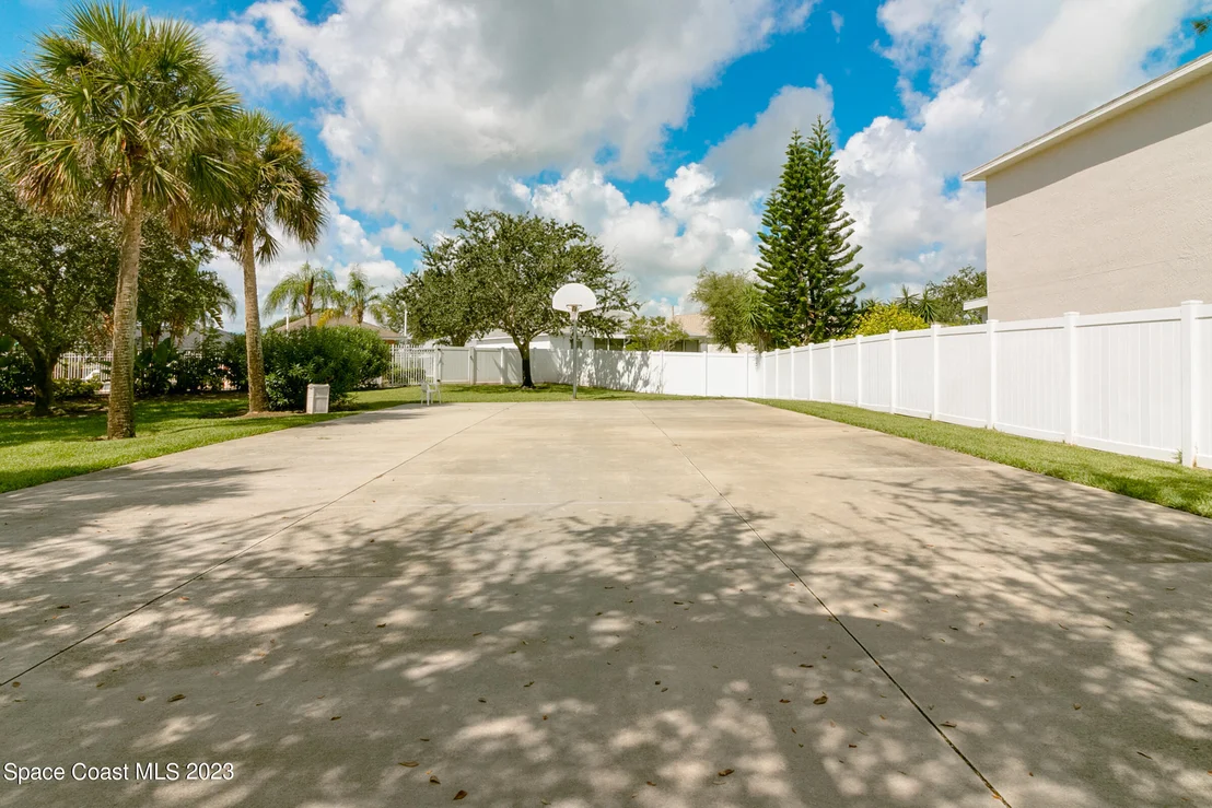 Photo of 1218 White Oak Circle