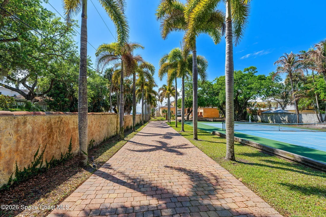 Photo of 1000 N Riverside Drive