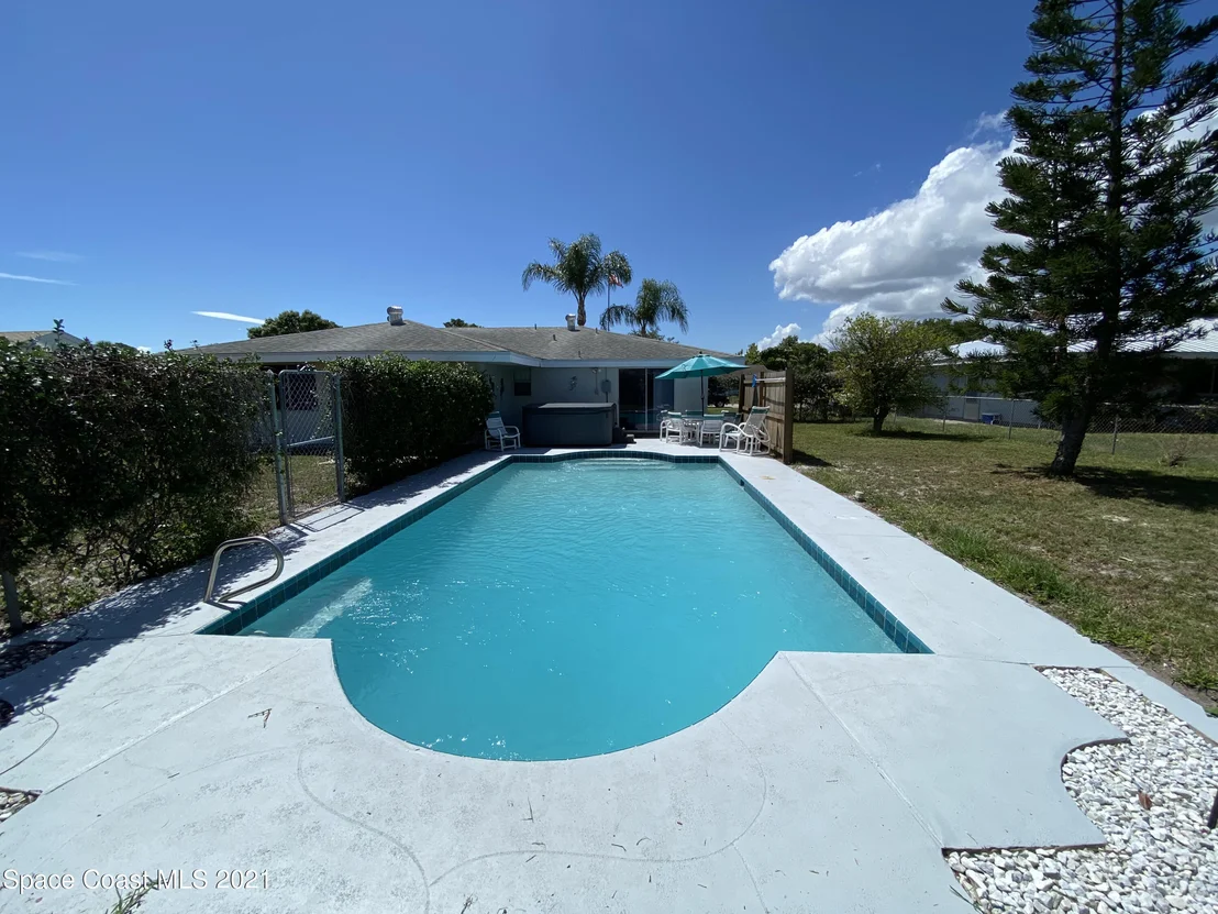 Photo of 1320 Mariposa Drive NE