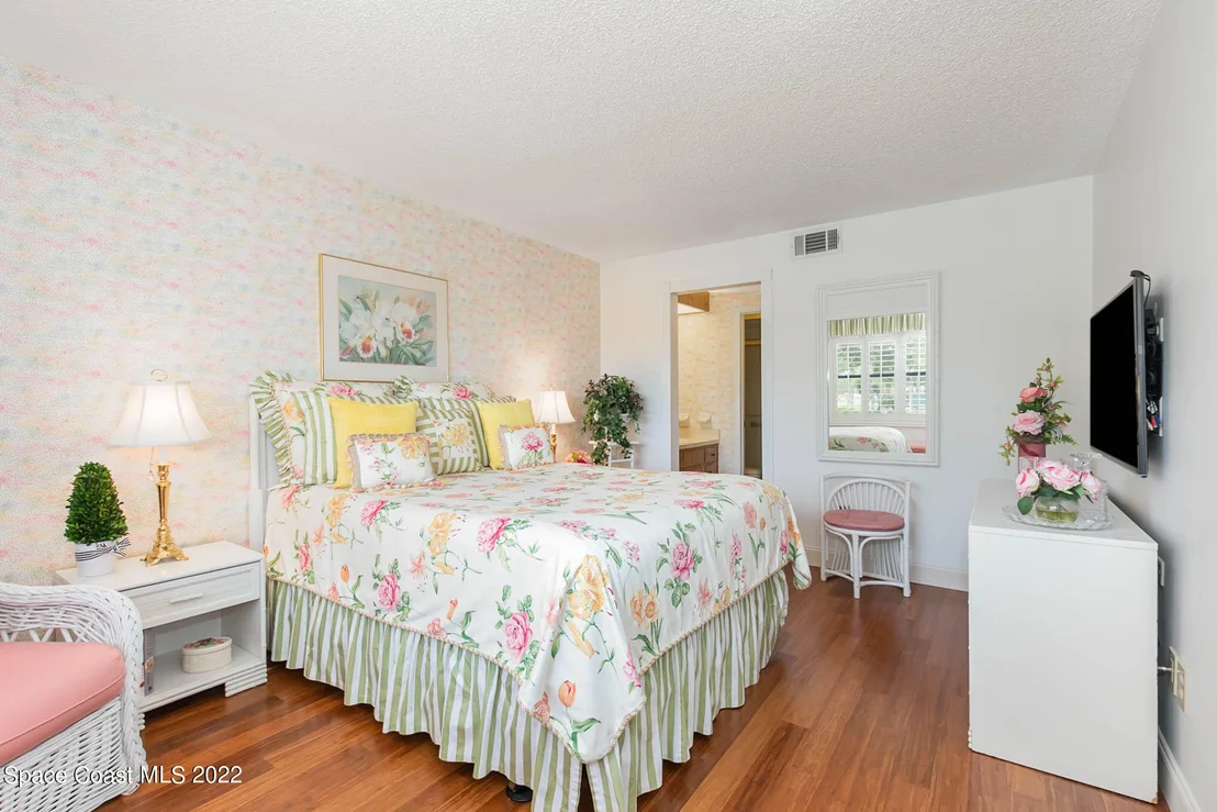 Photo of Unit 202 at 6068 Willowpointe Circle
