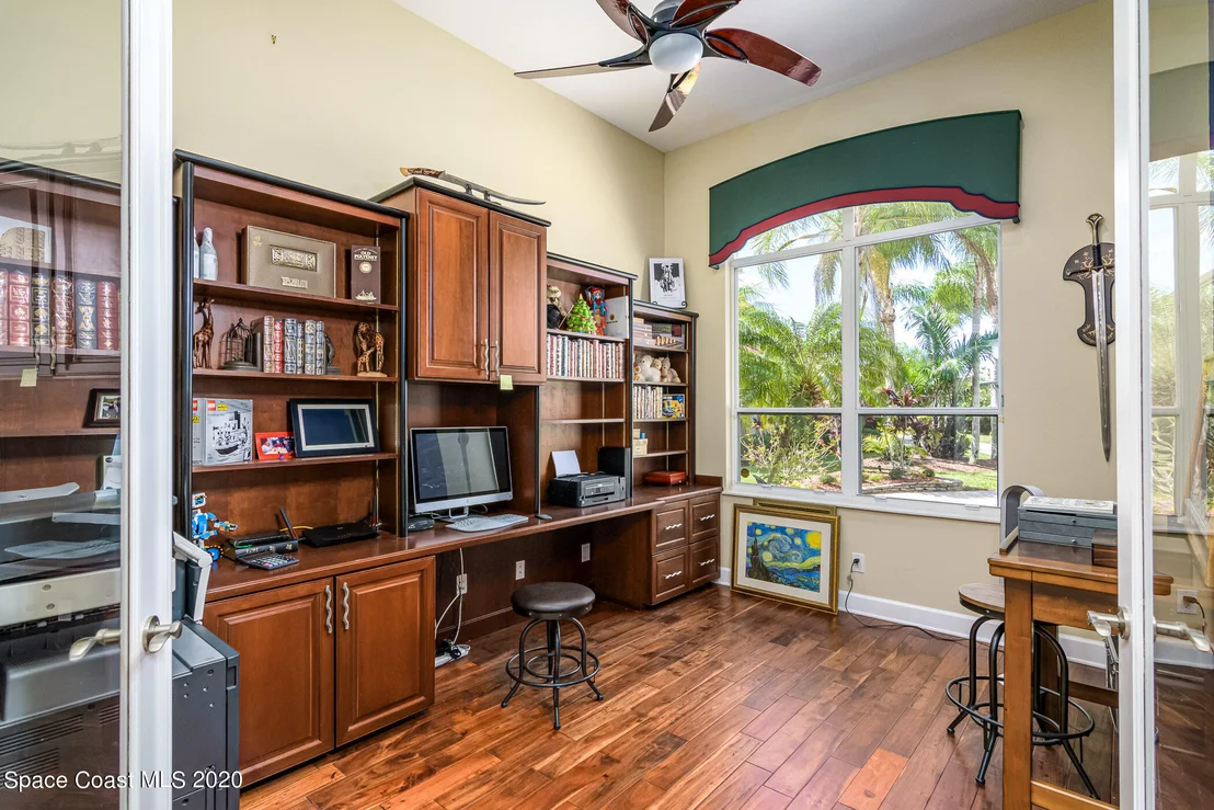 Photo of 975 Chatsworth Drive