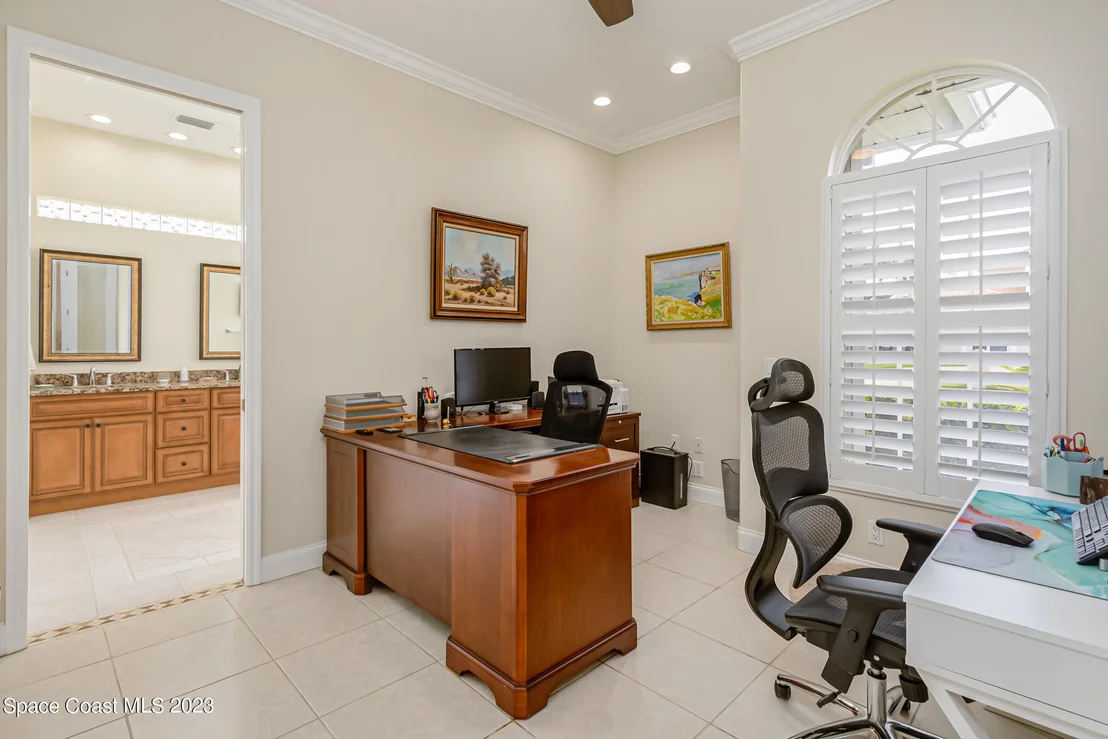Photo of 844 Chatsworth Drive
