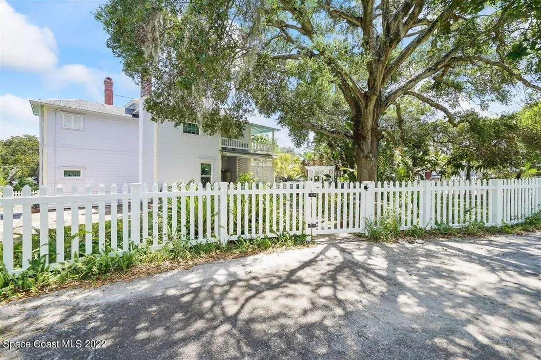 Photo of 1736 Pineapple Avenue