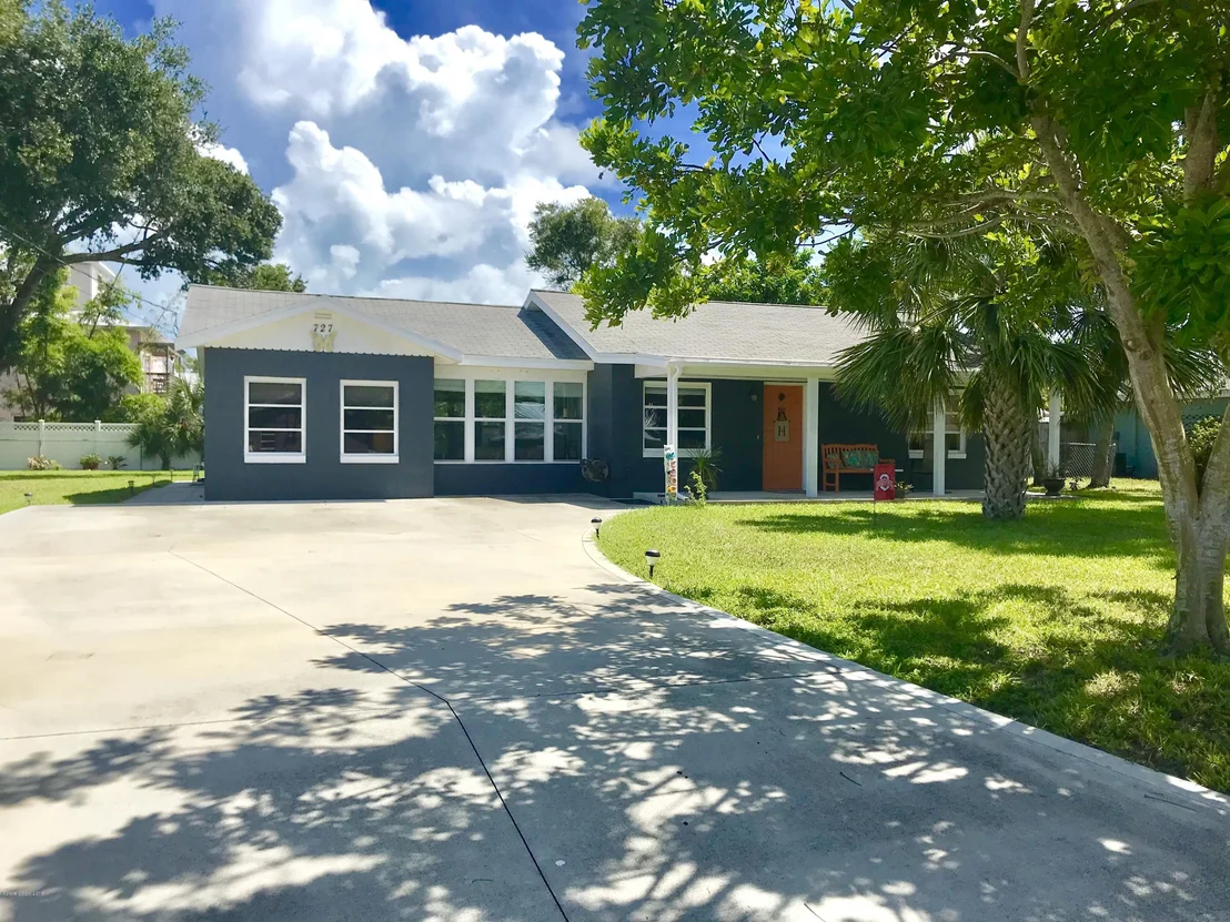 Photo of 727 Banyan Drive