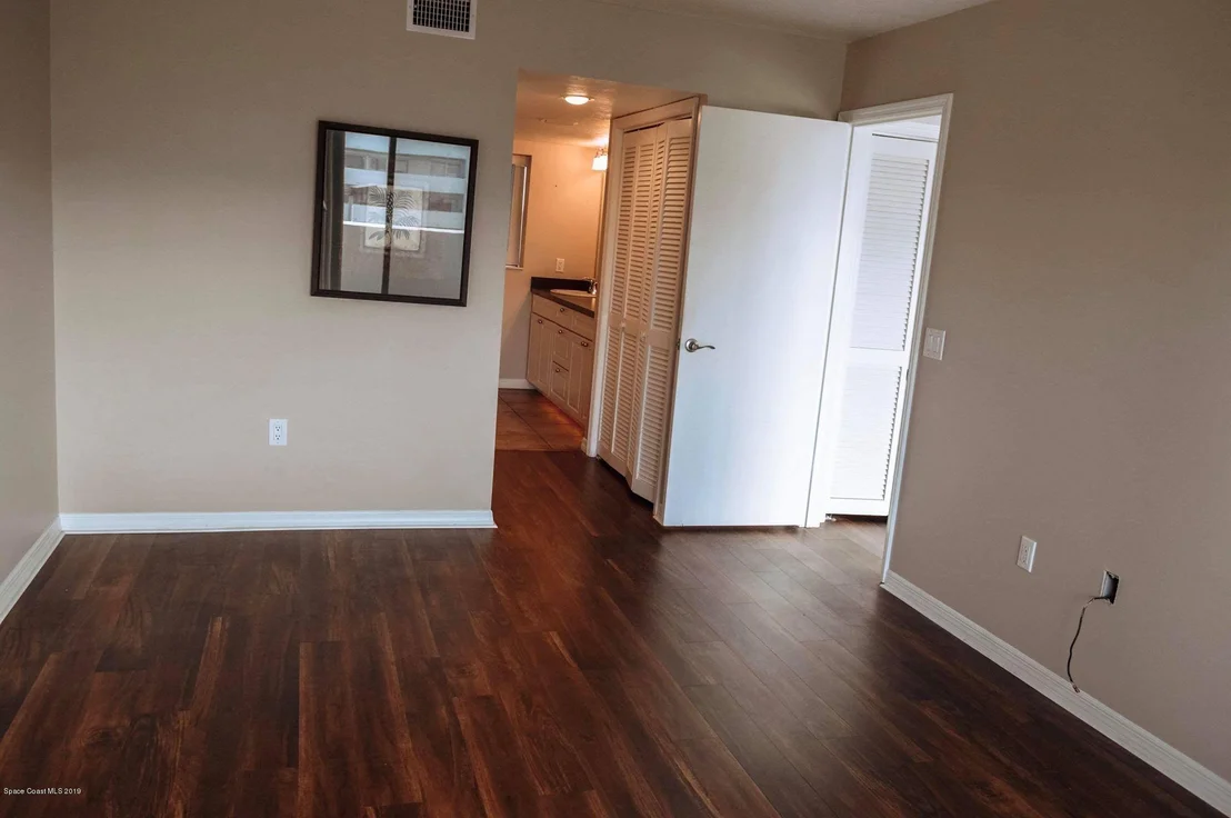 Photo of Unit 310 at 5011 Dixie Highway NE