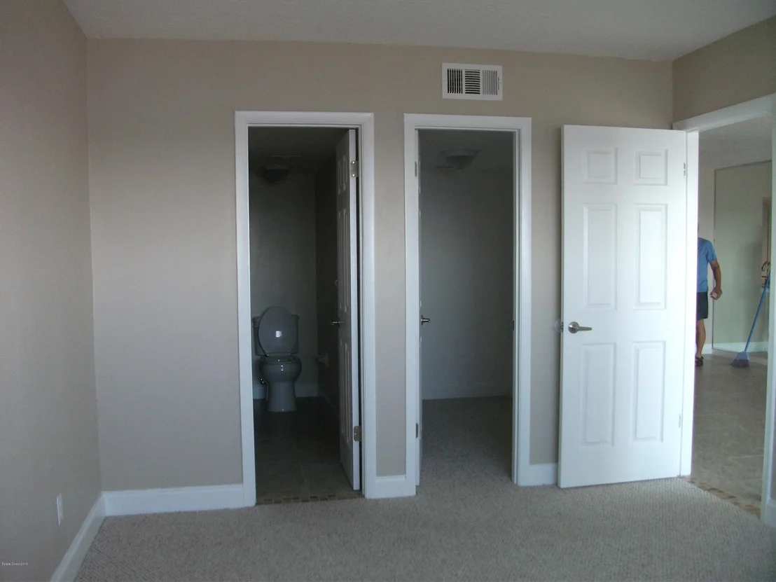 Photo of Unit 305 at 3901 Dixie Highway NE