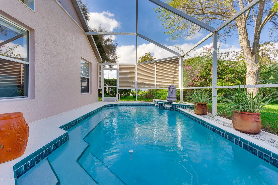 Photo of 989 Villa Drive