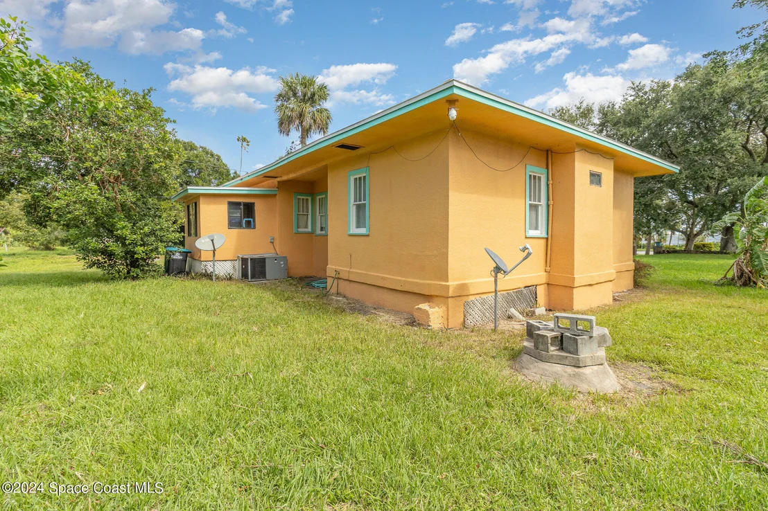 Photo of 1632 Water Drive NE