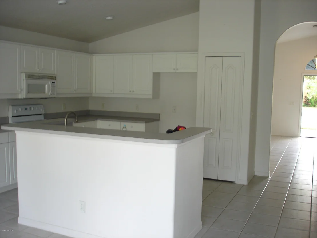 Photo of 1050 NE Pine Creek Circle NE