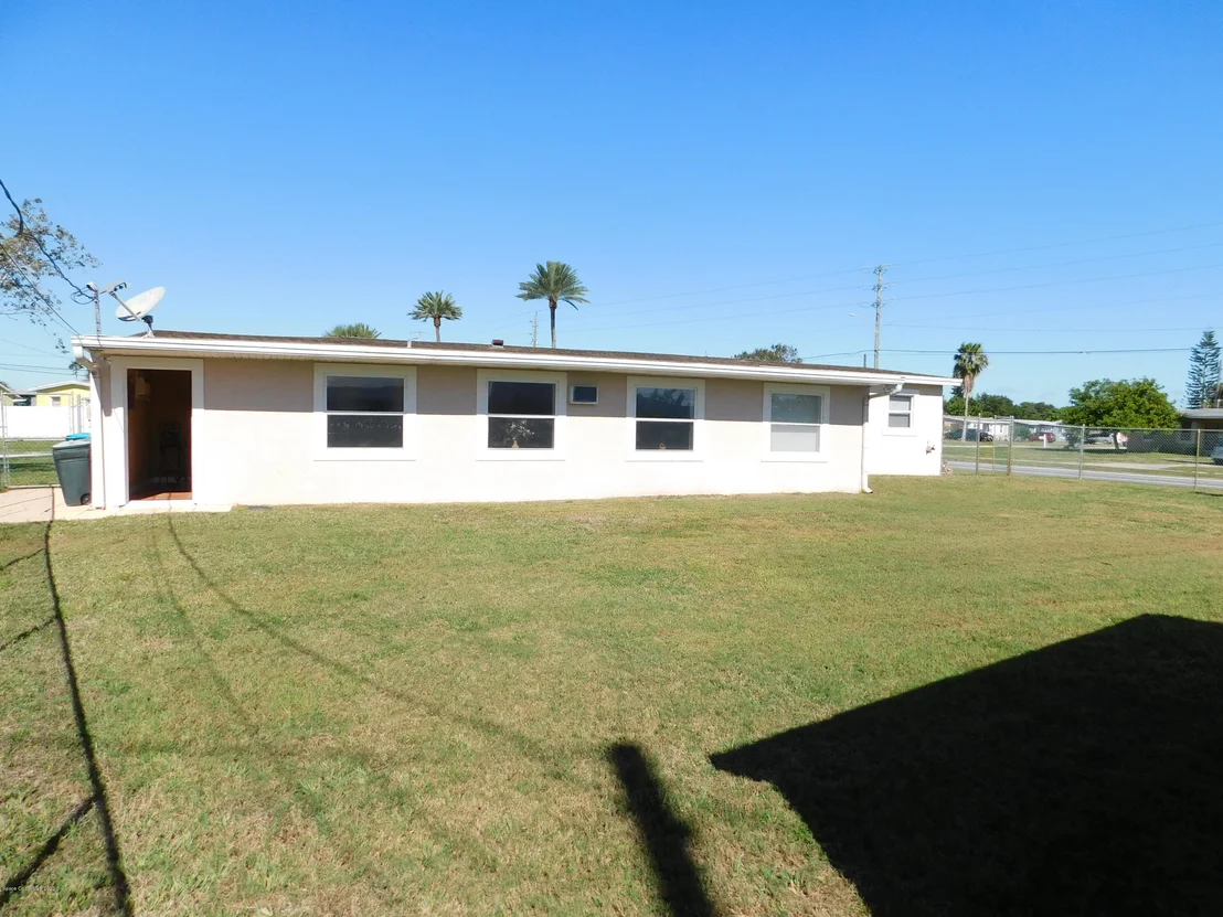 Photo of 978 Bianca Drive NE