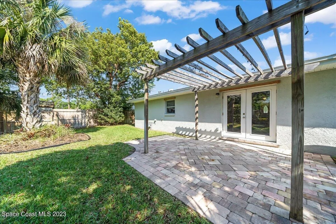 Photo of 945 Kings Post Road