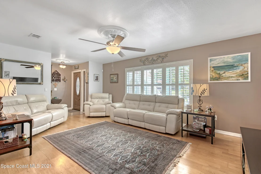 Photo of 895 Riviera Drive NE