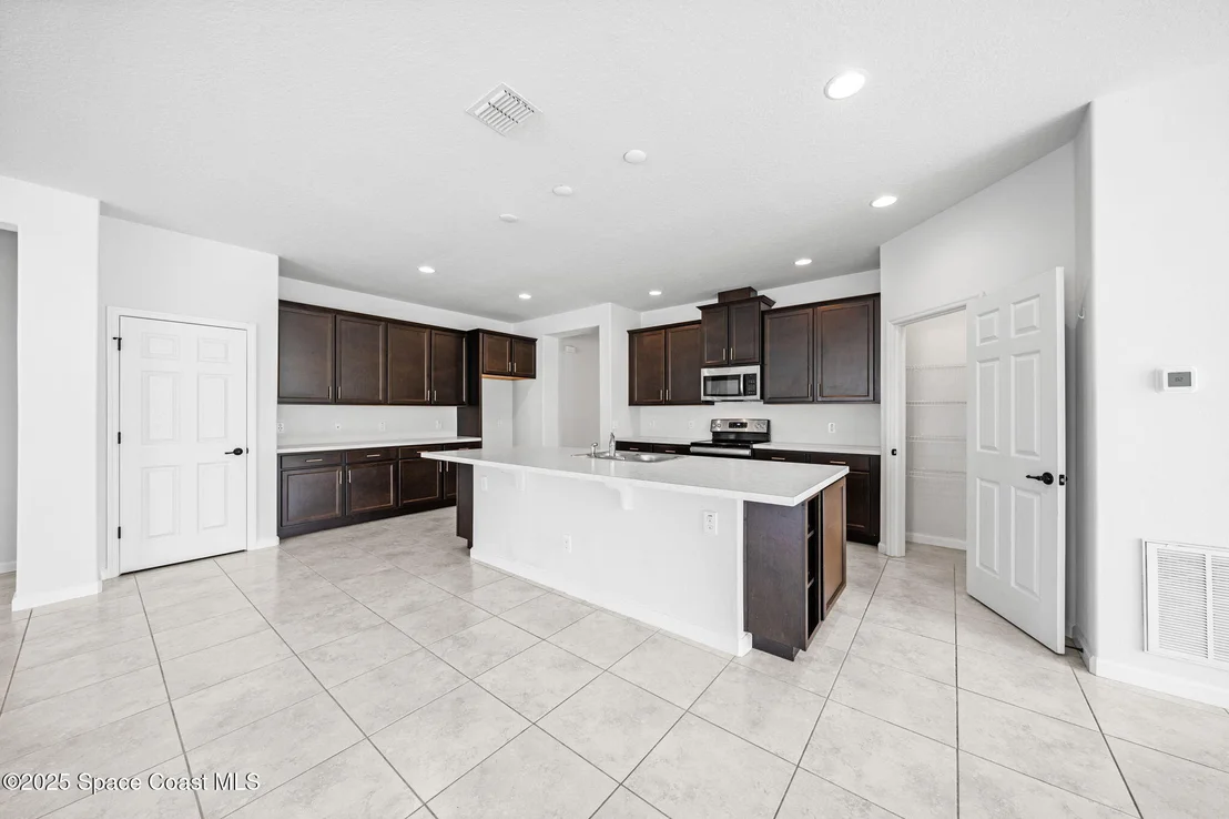 Photo of 539 Balcom Terrace SE