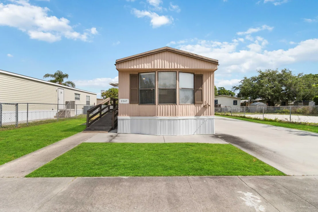 Photo of 2547 Chatham NE