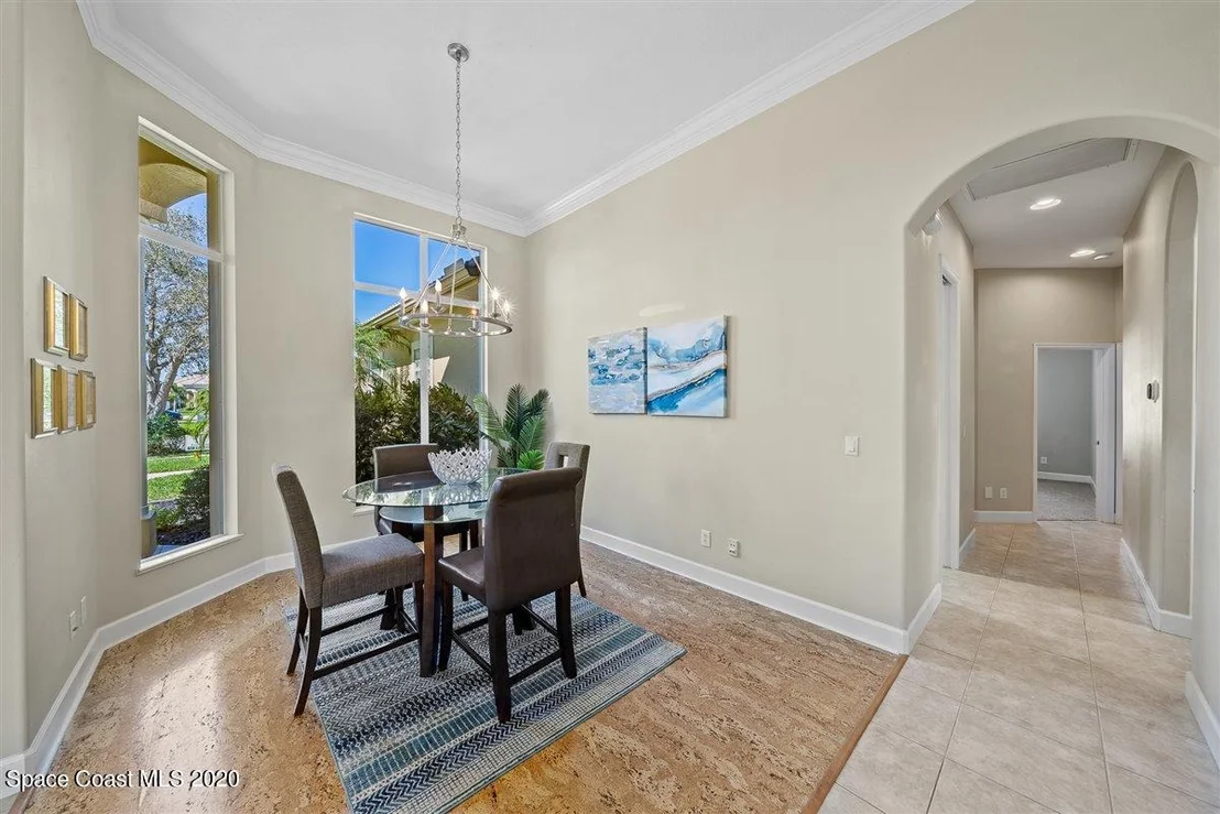 Photo of 925 Chatsworth Drive