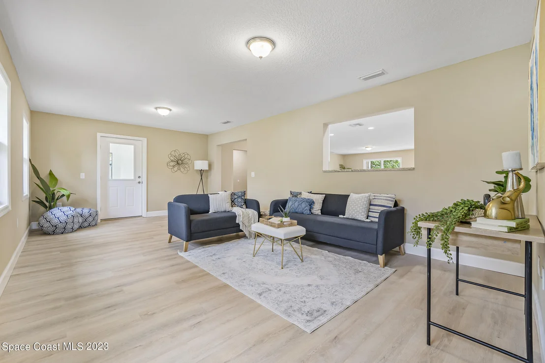 Photo of 1070 Mariposa Drive NE