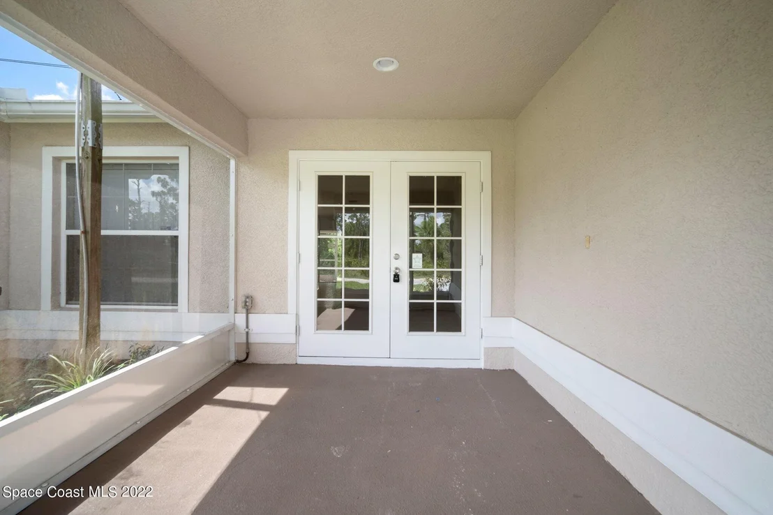 Photo of 1062 Summa Boulevard