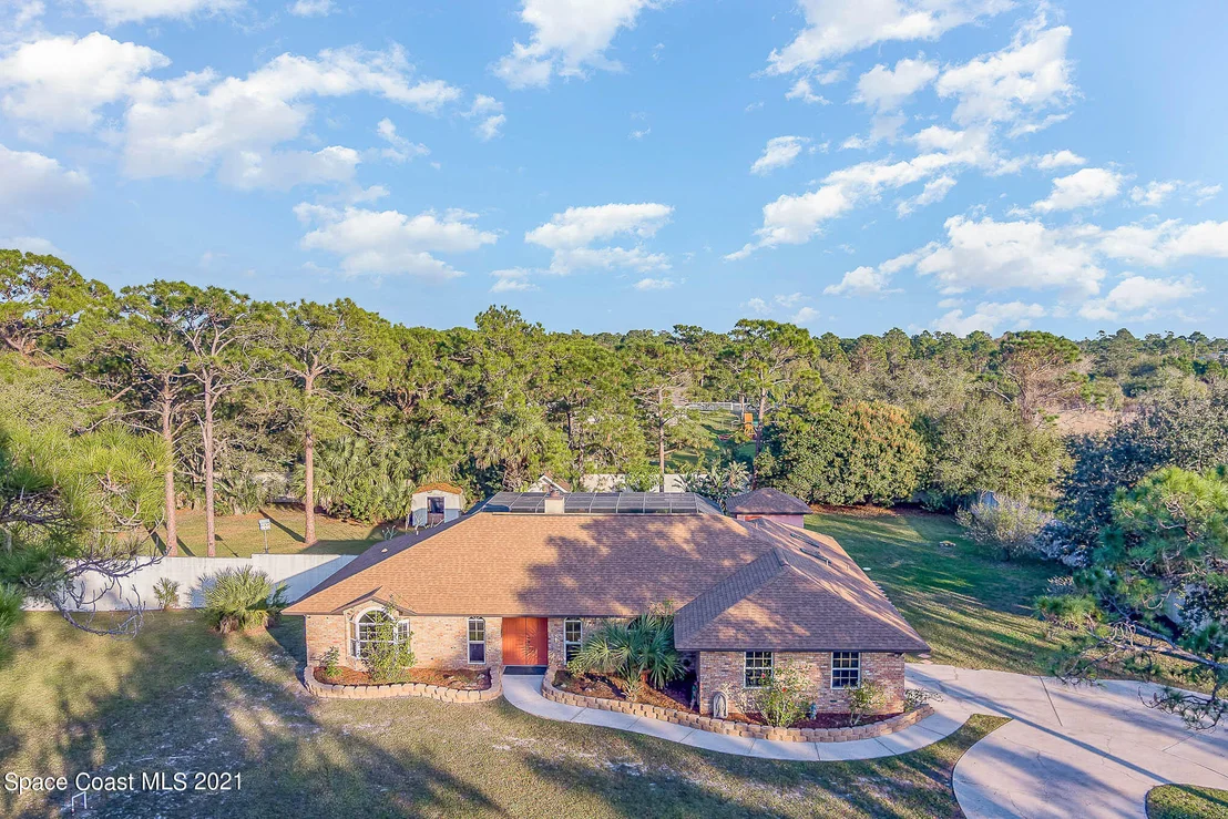 Photo of 2555 Macdonald Lane