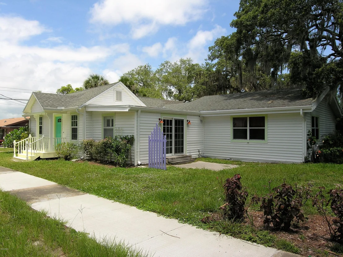 Photo of 736 Aurora Road
