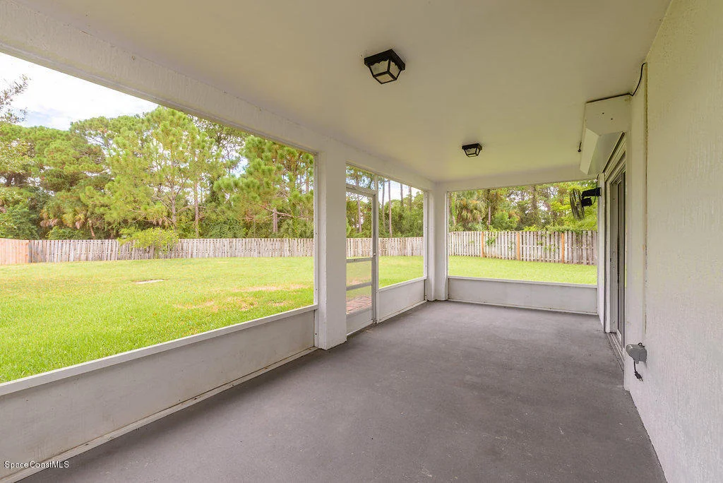Photo of 1203 White Oak Circle