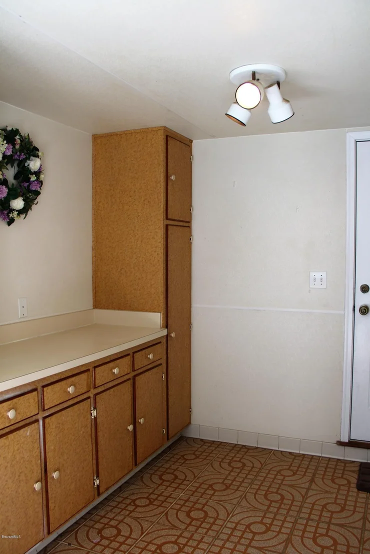 Photo of 1139 Aurora Road