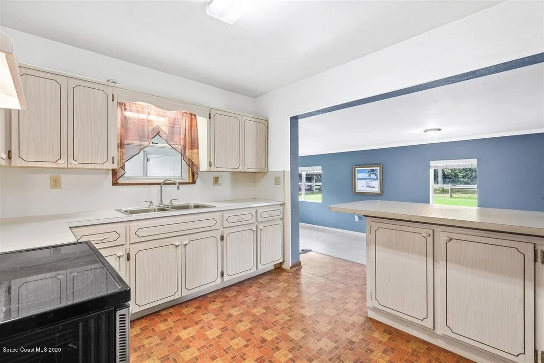 Photo of 1285 Hall Road