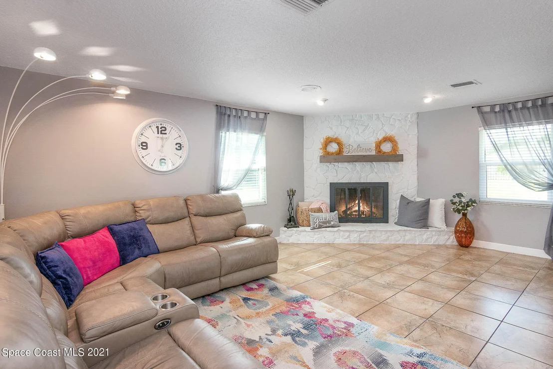Photo of 1002 Mandarin Drive NE