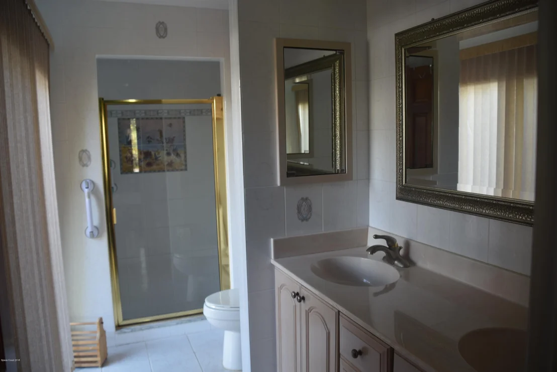 Photo of 220 Cocoa Avenue