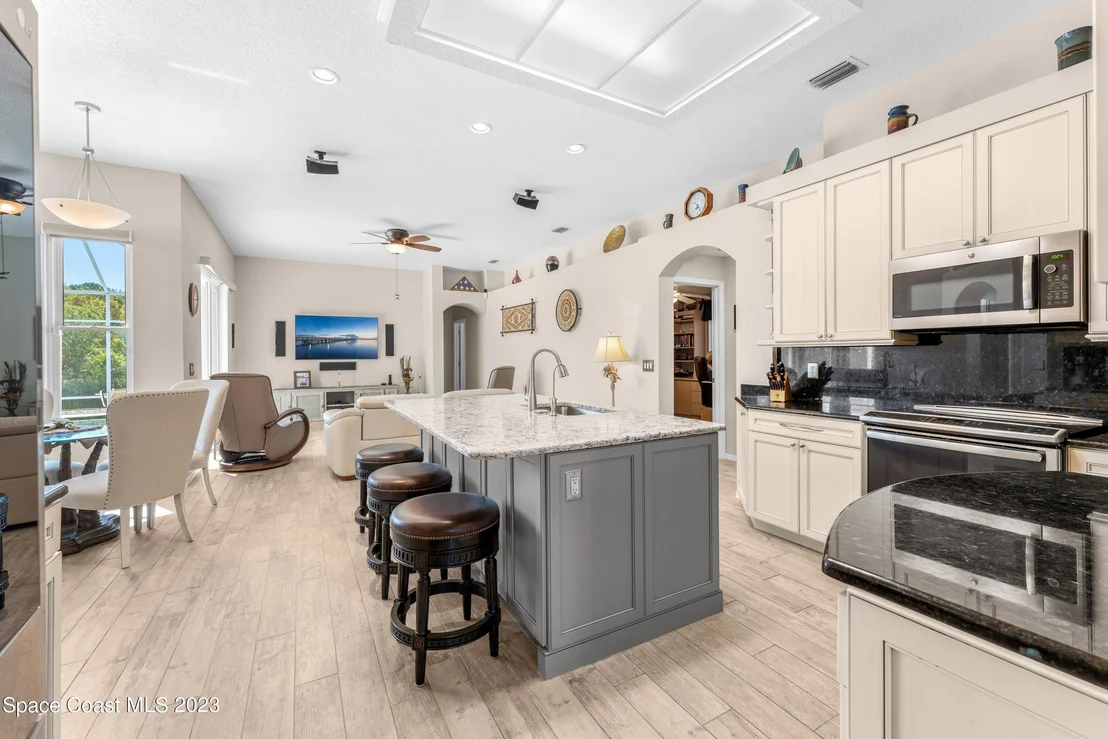 Photo of 665 Carriage Hill Road