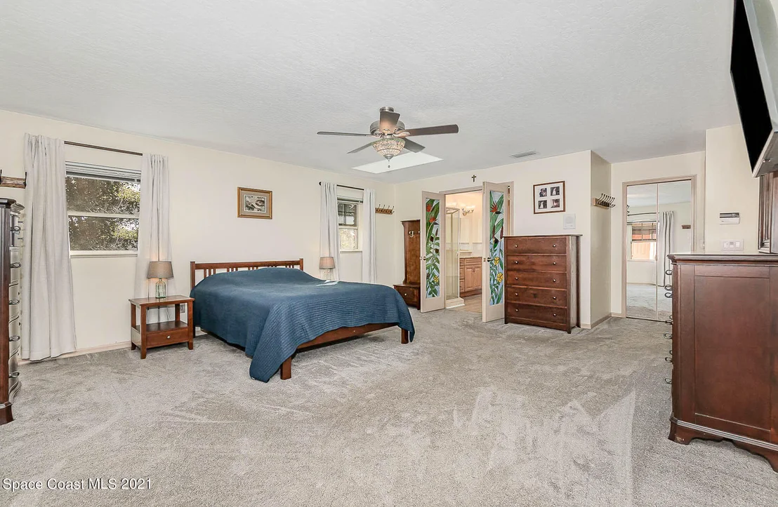 Photo of 2555 Macdonald Lane