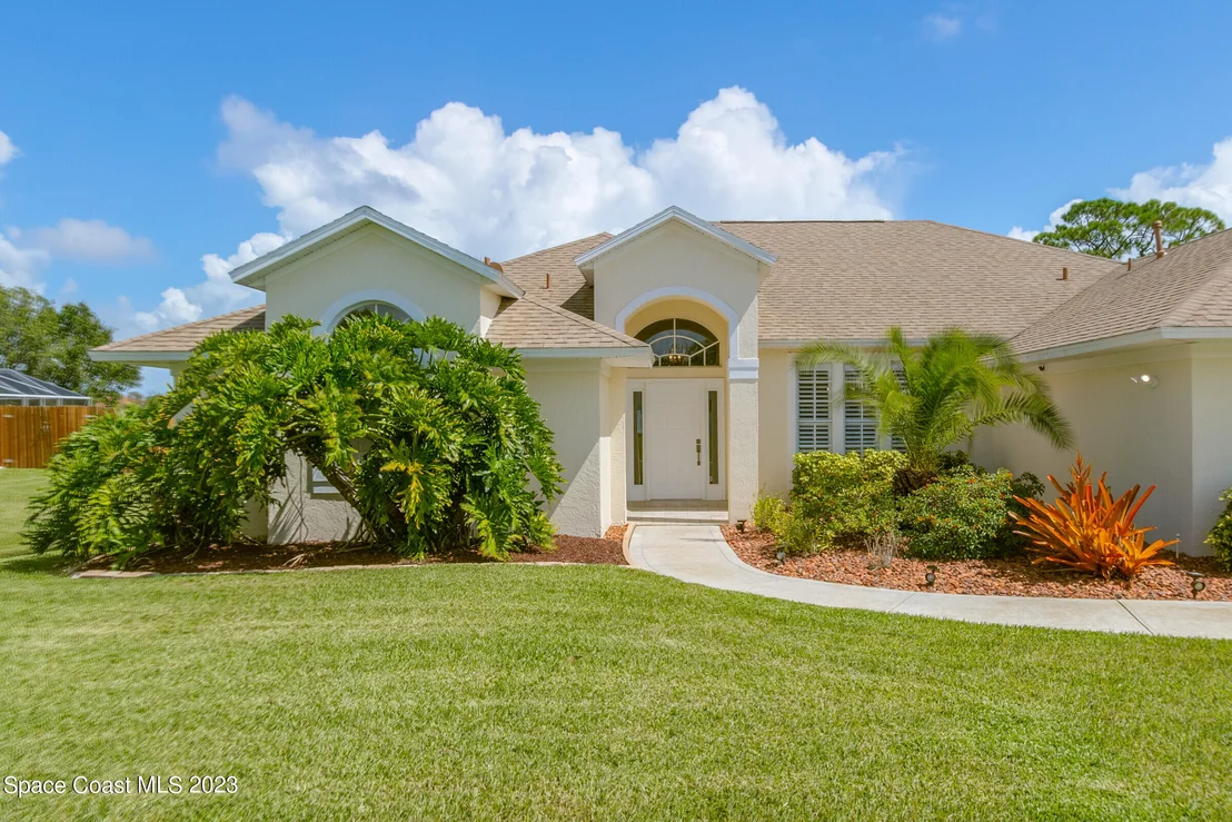 Photo of 4363 Long Lake Road