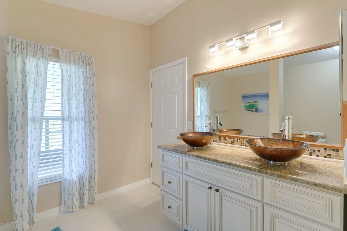 Photo of 877 Villa Drive
