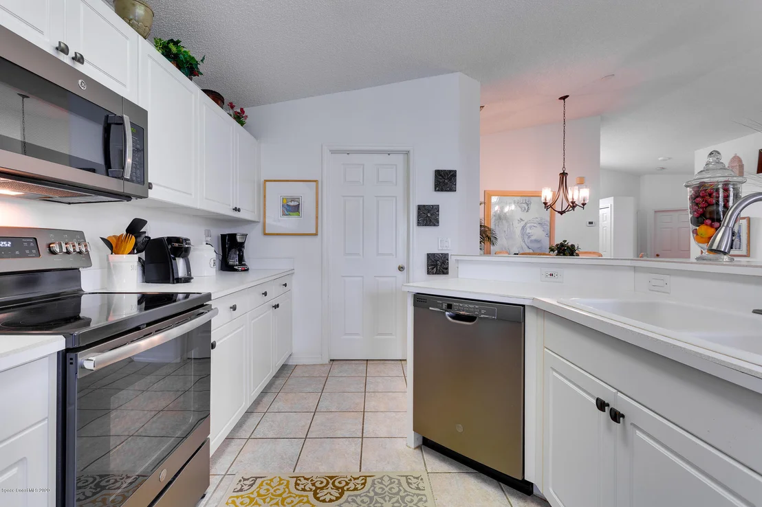 Photo of 989 Villa Drive