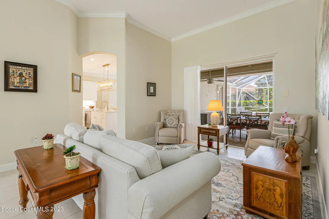 Photo of 844 Chatsworth Drive