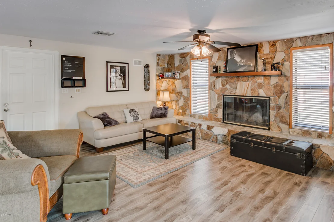 Photo of 1376 Lillian Lane