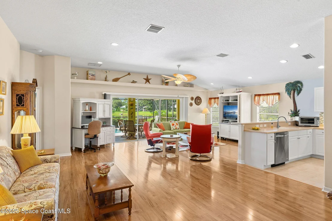 Photo of 833 Tavernier Circle NE