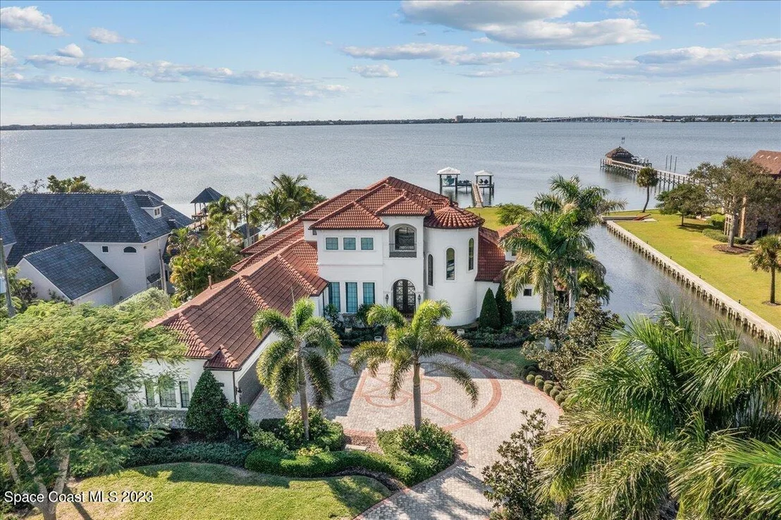 Photo of 3000 N Riverside Drive